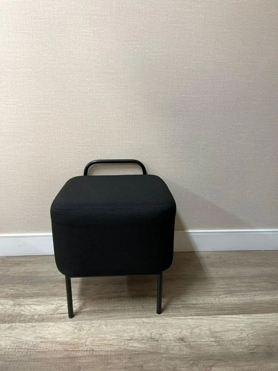 Puff Assento Estofado Preto com uma Alça Metálica Preta - Foto 2