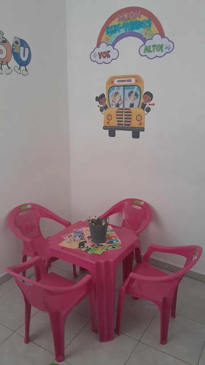 2 conjuntos de mesas com cadeiras azul e rosa infantil