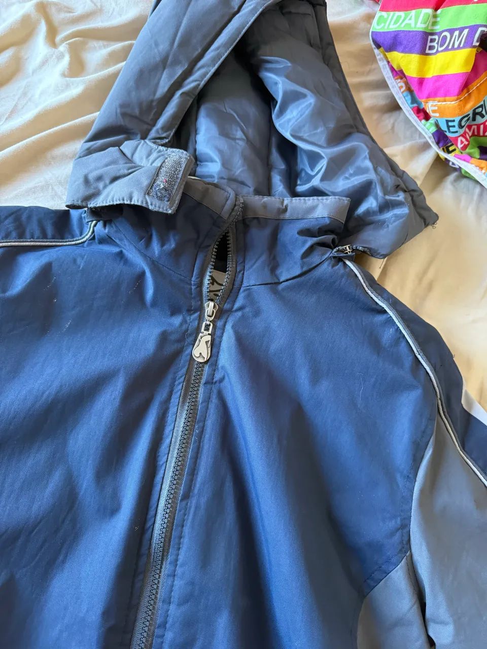 Jaqueta Tng Azul e Cinza com Capuz - Tamanho M - Foto 5