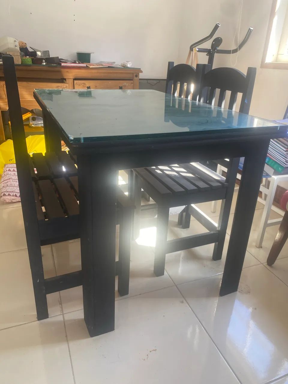 Mesa com quatro cadeiras preta - Foto 4