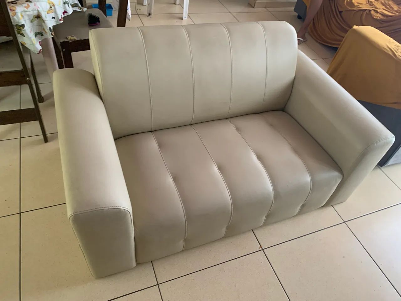 Sofá Jacaúna, três lugares, semi novo preço negociável! - Foto 4