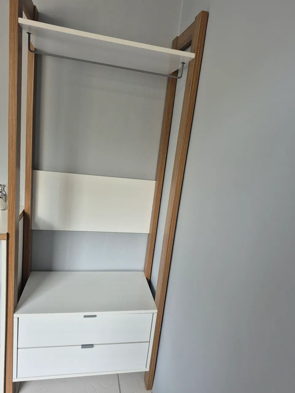 Vendo  closet com 1 prateleira 2 gavetas e 1 cabine na cor Branco Amêndoa - Foto 2