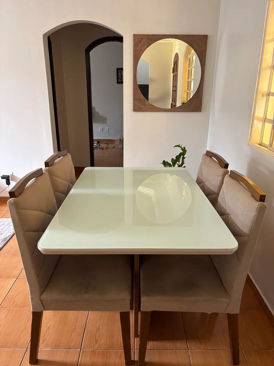 MESA DE JANTAR 4 CADEIRAS, TAMPO DE VIDRO OFF WHITE