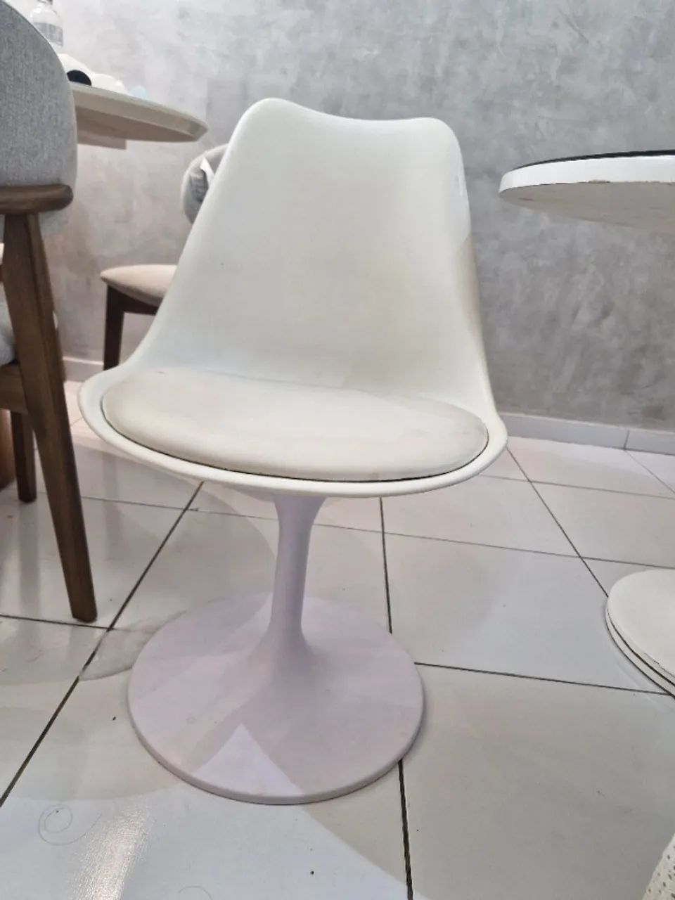 Mesa de jantar e 4 cadeiras giratórias 