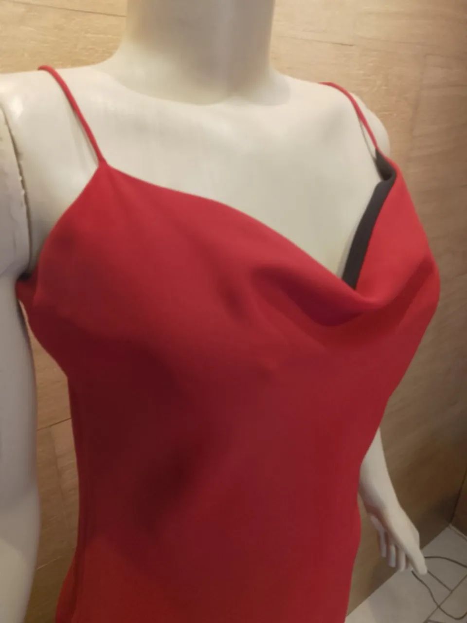 Vestido midi assimétrico vermelho vivo - Foto 2