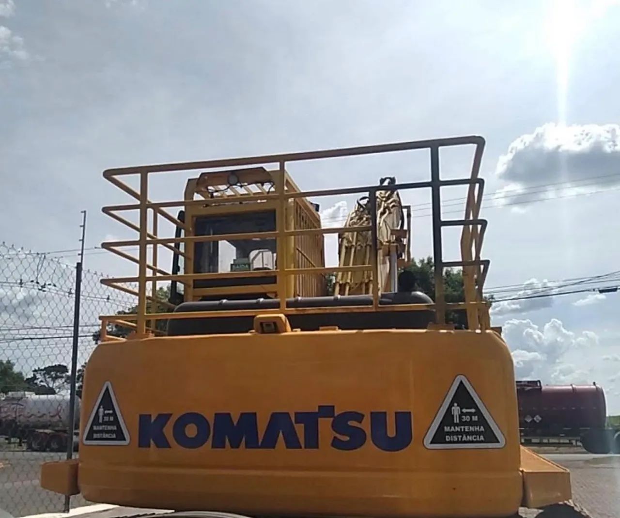 Escavadeira Komatsu PC200 LC ano 2017 com Garra Florestal, em SP - Foto 4