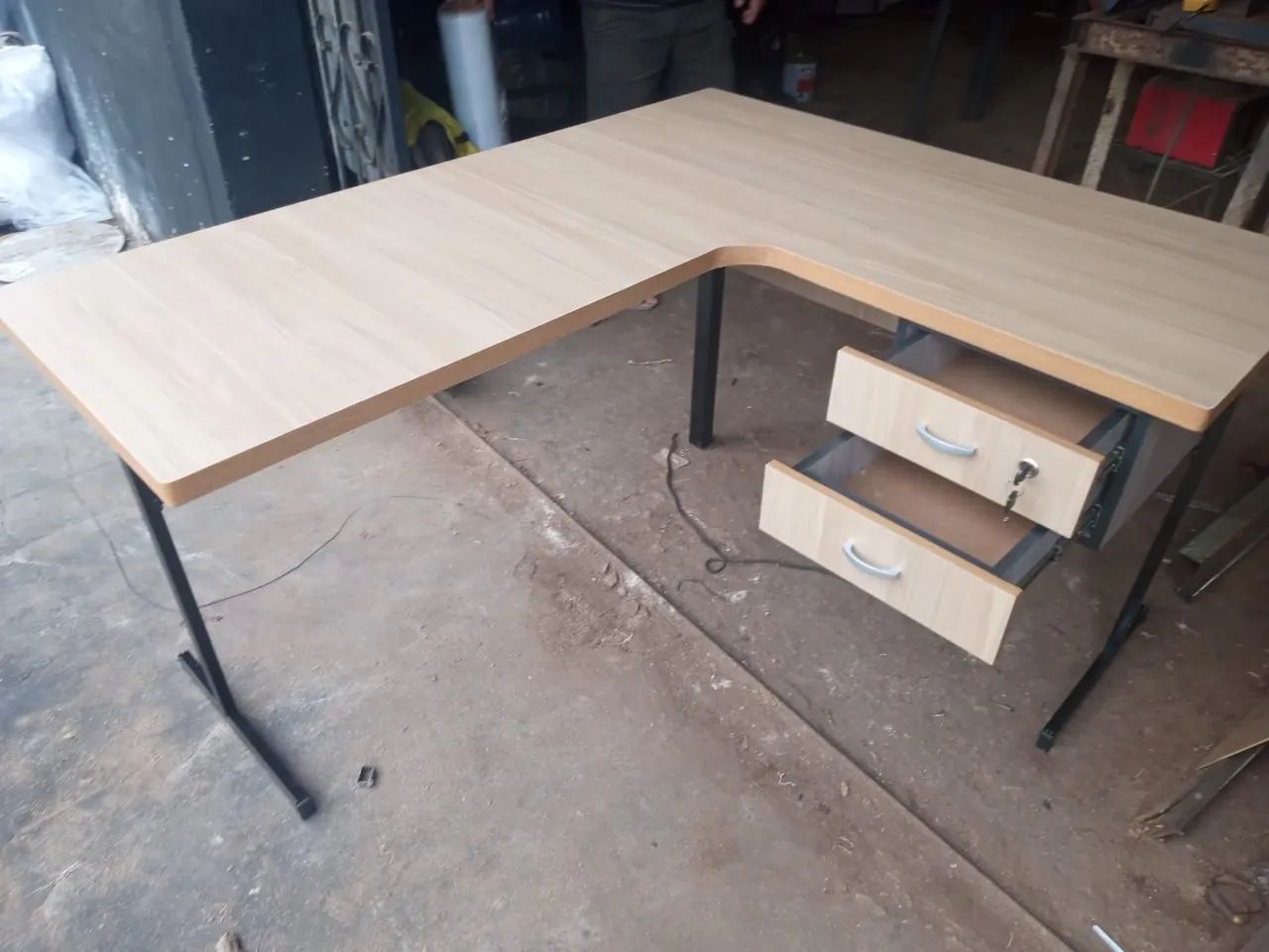 Mesa L perna de ferro com duas gavetas  - Foto 2