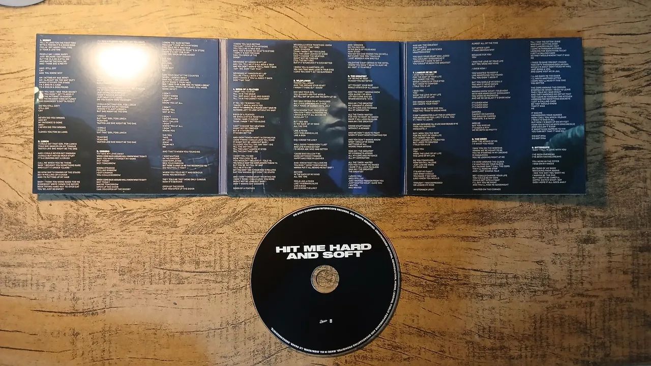 Cd Hit Me Hard and Soft - Billie Eilish  - Foto 3