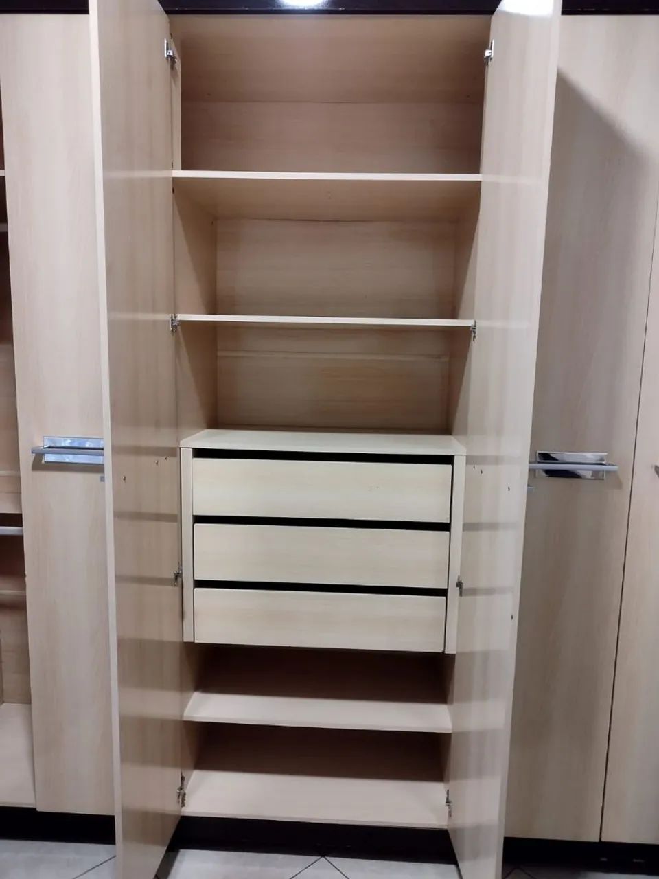 GUARDA-ROUPA 6 PORTAS - ÓTIMO ESPAÇO E CONSERVAÇÃO - Foto 5