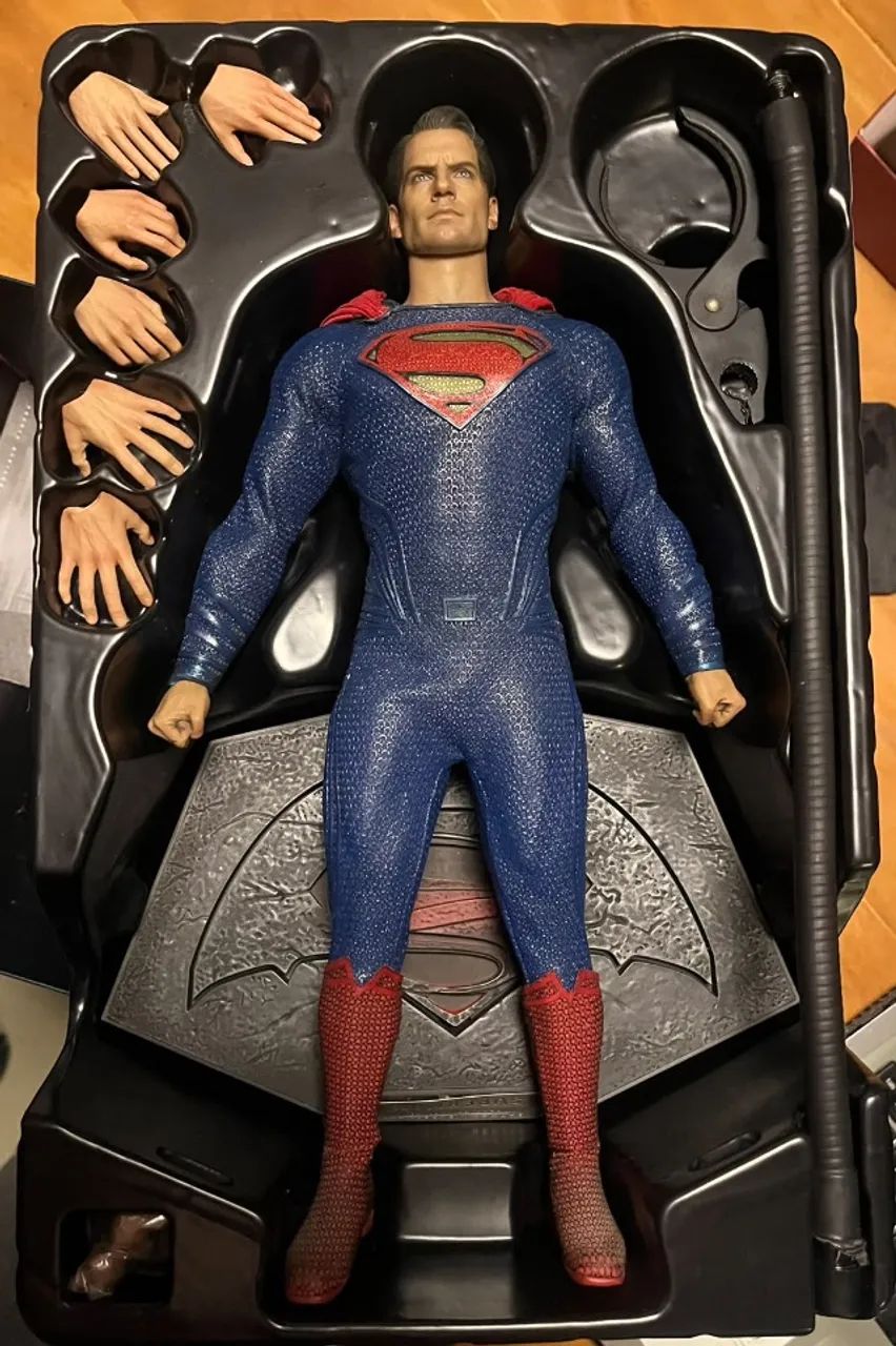 SUPERMAN HOT TOYS - BVS - PEÇA FOI FEITO REPAINT NA ROUPA  - Foto 4