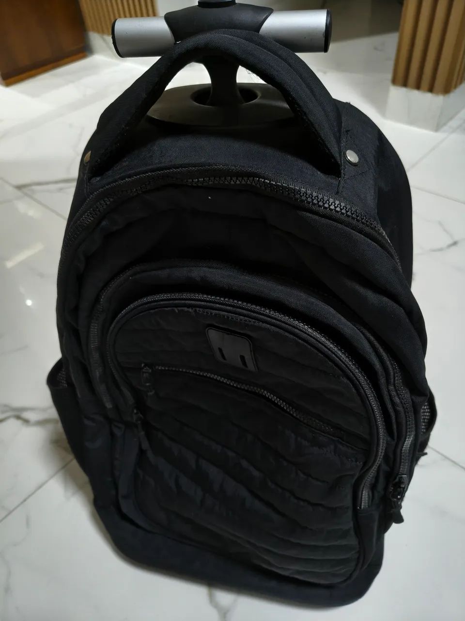 Mochila de rodinhas em ótimo estado 