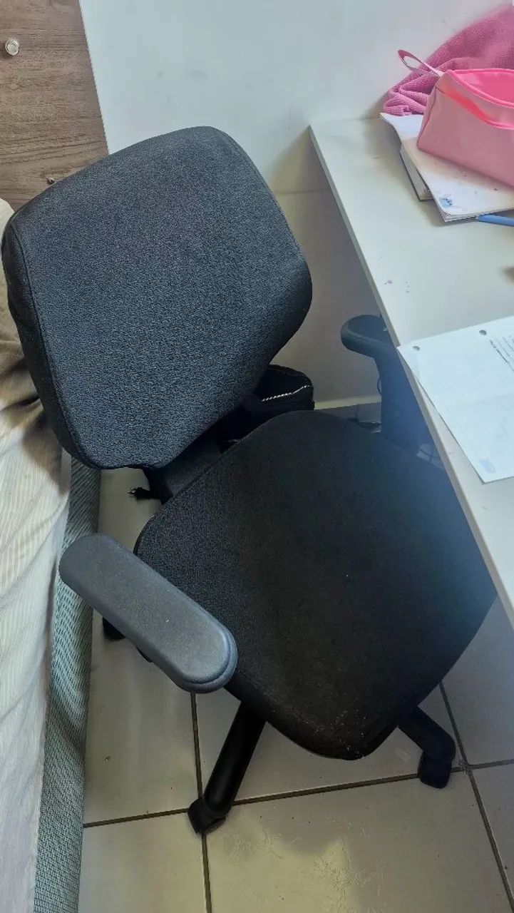 Cadeira de escritório preta com altura ajustável acolchoada nova - Foto 2