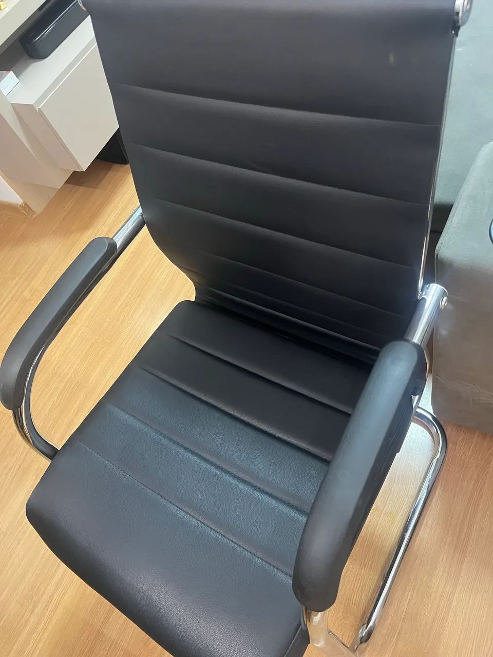 Cadeira escritório, atendimento preta base fixa reunião Eiffel - Foto 2