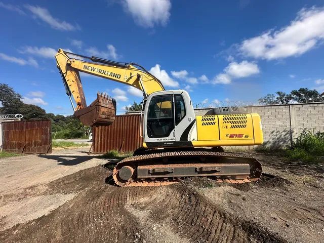 Escavadeira New Holland E215 2014 