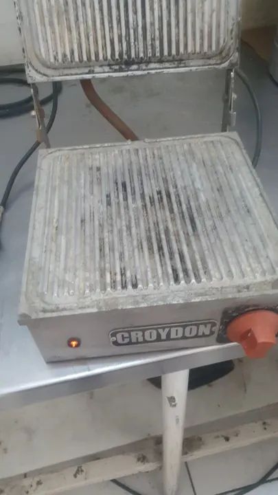 Sanduicheira Elétrica Croydon estriada 