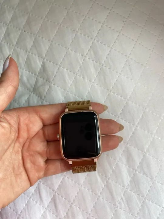 Smartwatch dourado com pulseira de metal - Foto 3