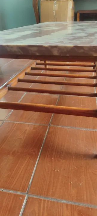Mesa de centro antiga em madeira maciça com tampo de mármore - Foto 4