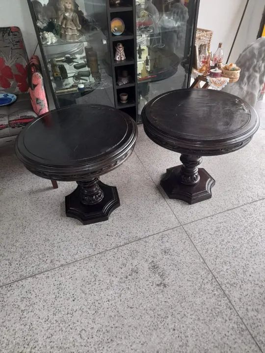 Par de mesinhas laterais de madeira de lei no estado