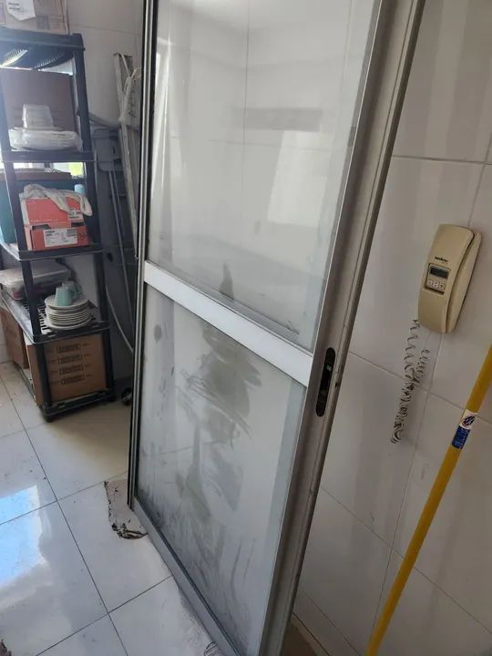 PORTA DE ALUMÍNIO COM VIDRO - Foto 3