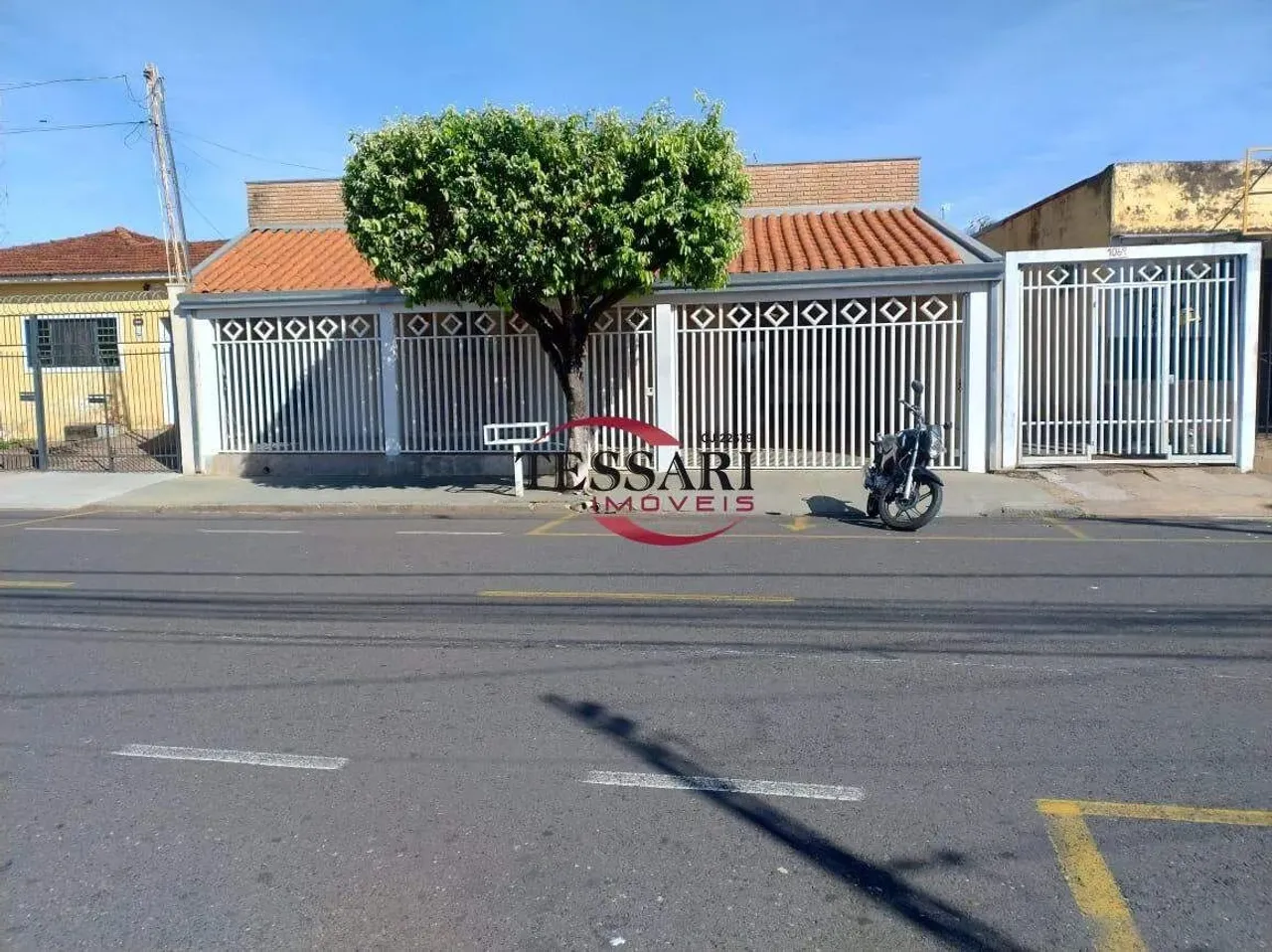 Casa para alugar com 4 quartos, sala ampla , copa, cozinha, 04 vagas de garagem no bairro