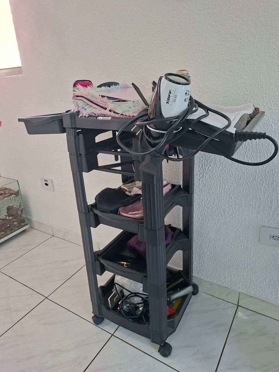 Lavatório, cadeira, mesa manicure, expositor de esmalte, carrinho auxiliar, bebedouro  - Foto 6