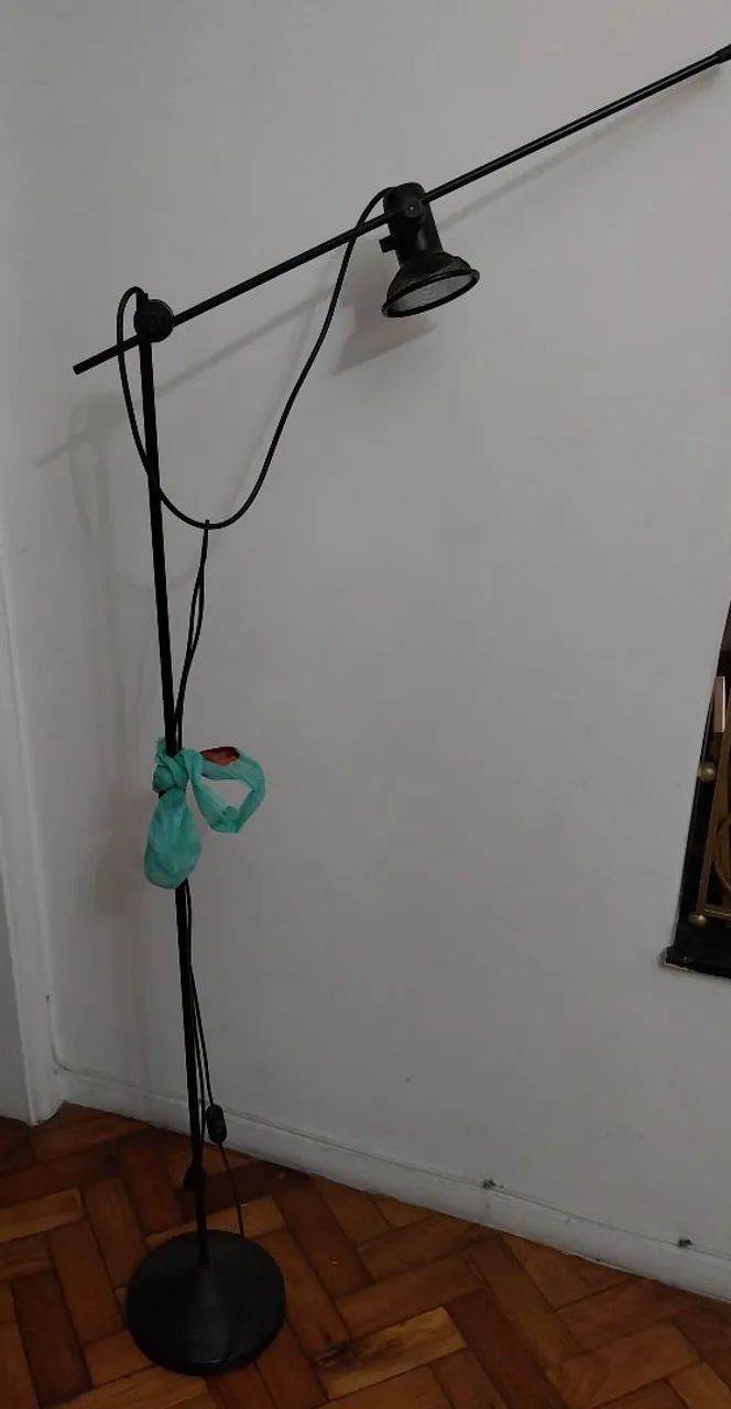 Luminária de chão com braço articulado