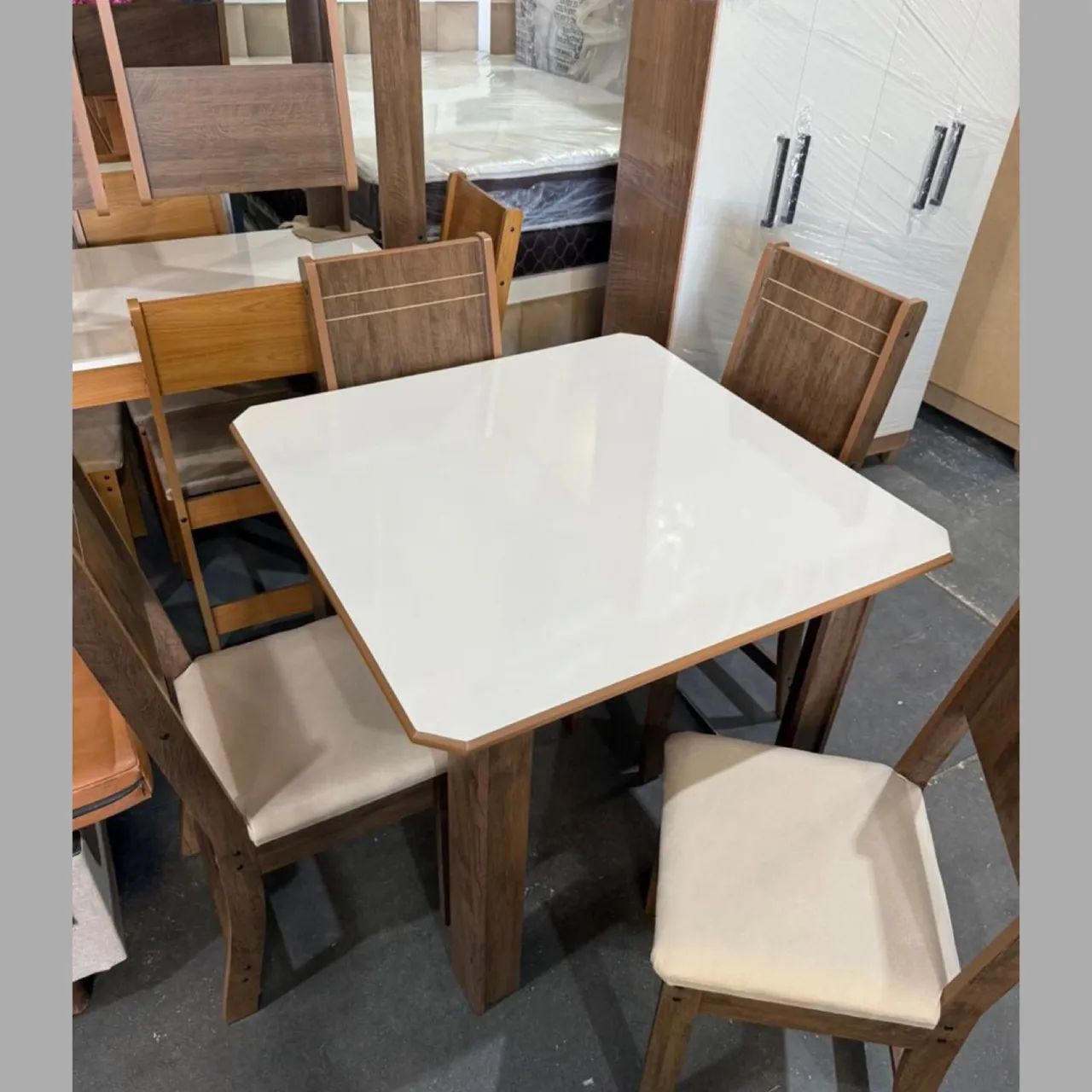 Mesa com 4 cadeiras - entrego hoje 