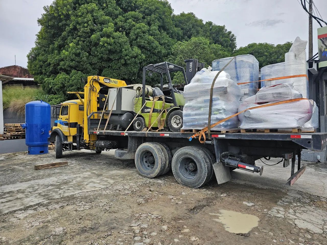 Caminhão munck para movimentação e elevação de carga indústria e comercial.