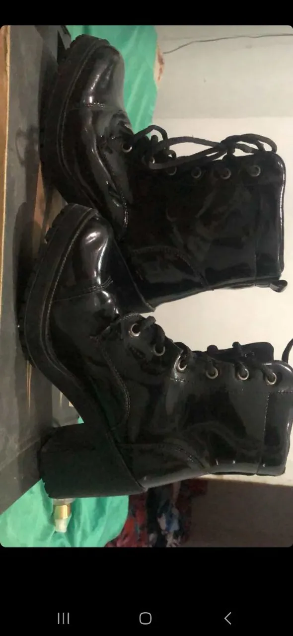 Botas de couro envernizado pretas