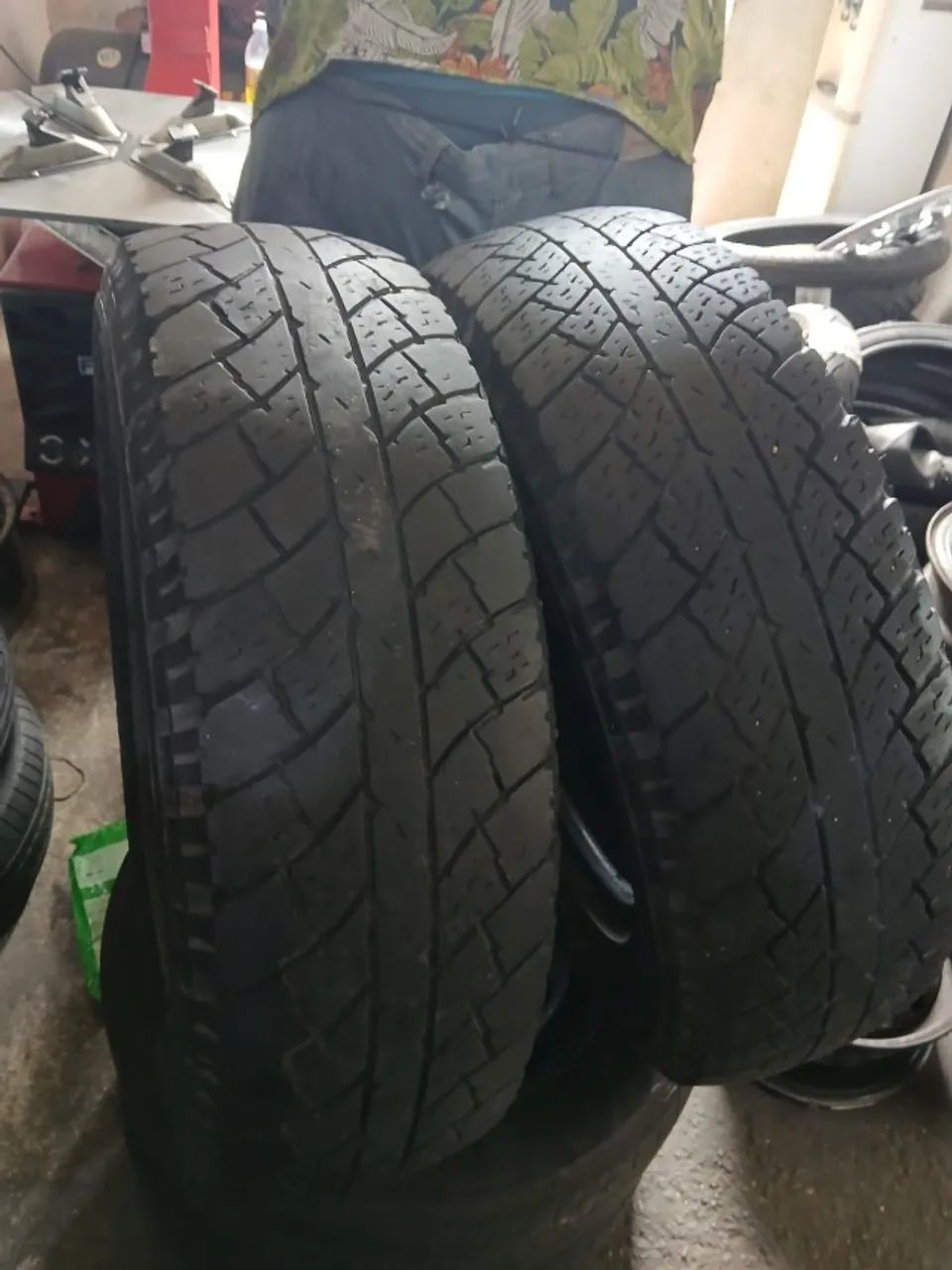 Par de pneus Bridgestone 205/70/15 Semi-novo - Foto 4