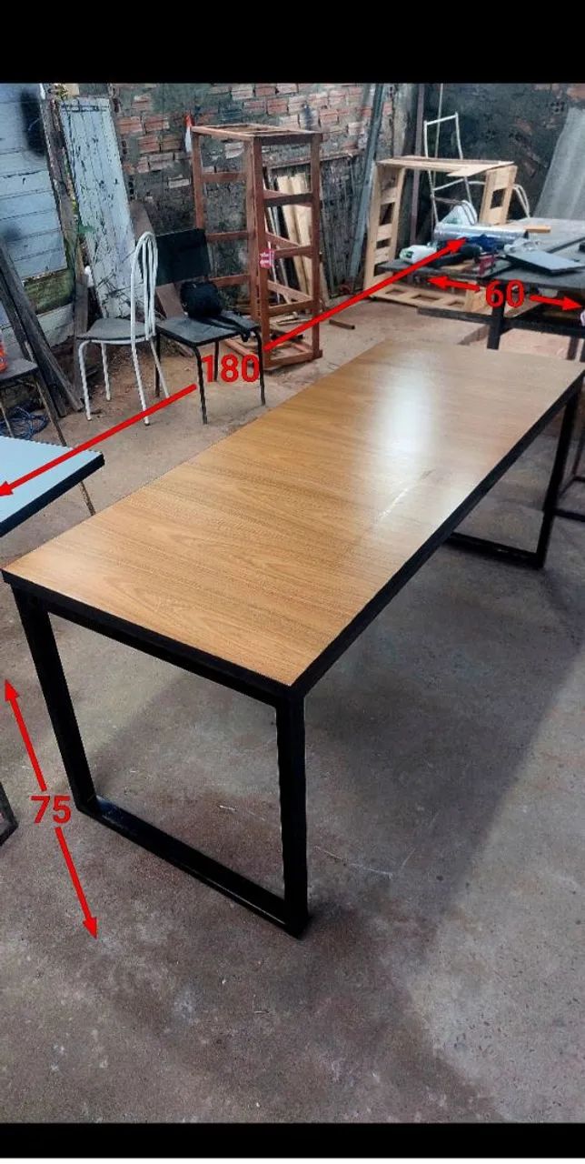 Mesa de escritório com estrutura de metal