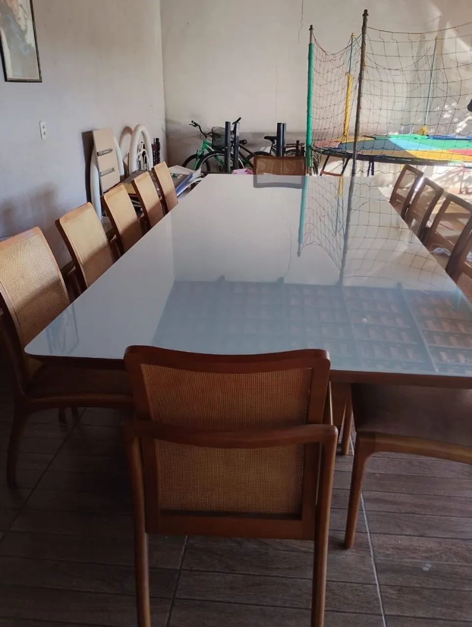 Mesa de Jantar com 12 cadeiras de madeira - Foto 3