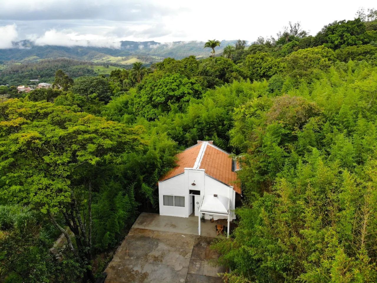 Chácara dentro da cidade de Amparo, 3 casas  - Foto 3
