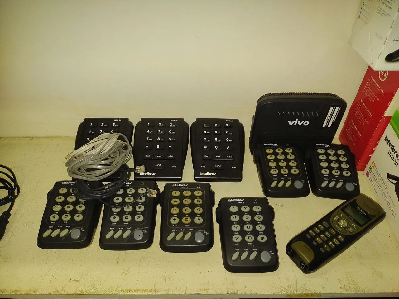 Telefones fixos, com ou sem fio, vários, completos, bom estado.