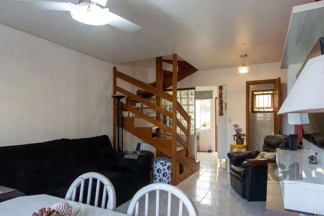 Belo sobrado com 3 pavimentos. No térreo possui amplo living para 2 ambientes, lavabo, coz - Foto 4