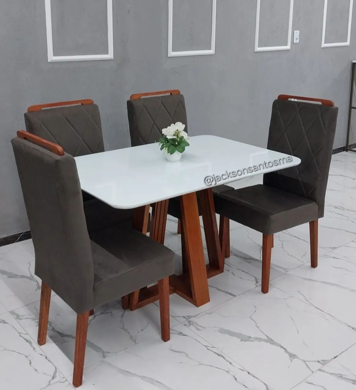 Mesa de Madeira Maciça com Vidro Laqueado + 4 Cadeiras Acolchoadas - Foto 2