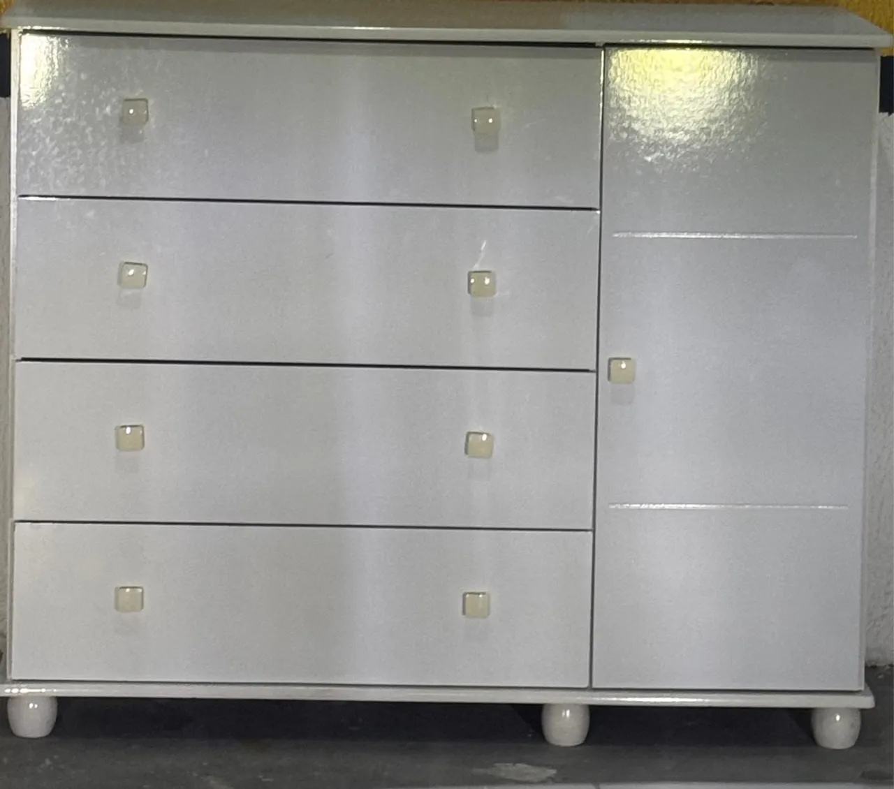 Cômoda Gaveteiro Branco com Design Moderno