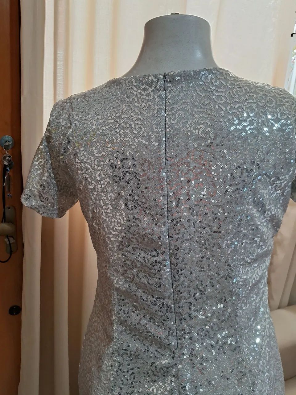 Vestido de festa prateado com brilho - Foto 3