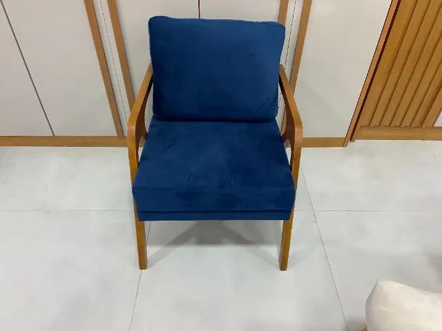 Poltrona em Veludo Azul com Base de Madeira - Conforto e Estilo no Seu Espaço - Foto 2