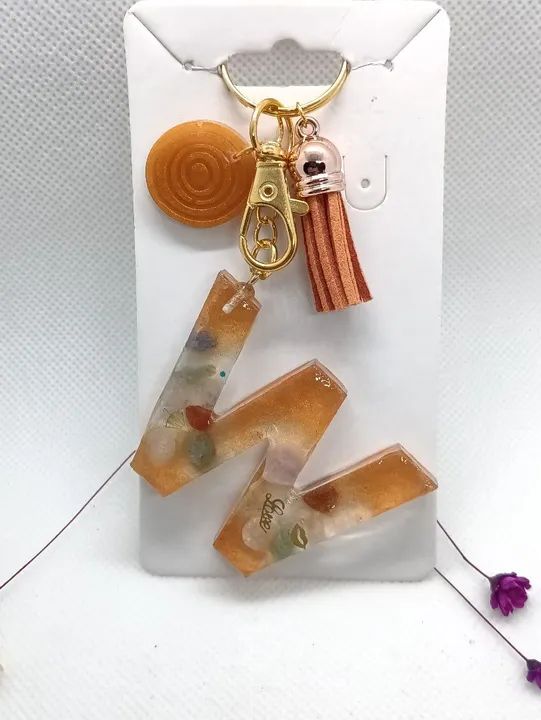 Chaveiro Letra W Artesanal Resina e Pedrarias - Foto 4