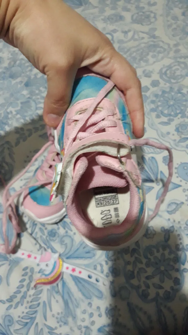 Tênis Infantil Rosa com Detalhes Coloridos de luizinha