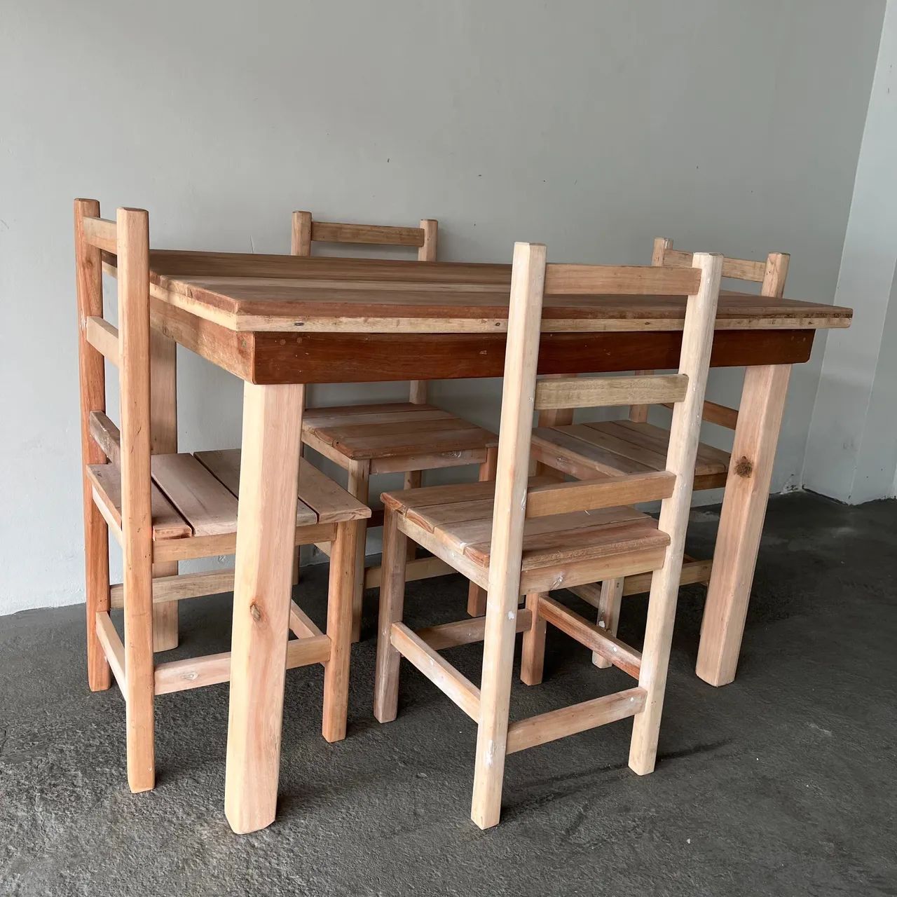 Mesa de jantar + 4 cadeiras todas em madeira