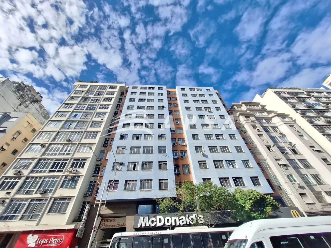 COBERTURA TOTALMENTE REFORMADA NO LEME, MODERNIZADA, COM ARMÁRIOS EMBUTIDOS E DEPENDÊNCIA