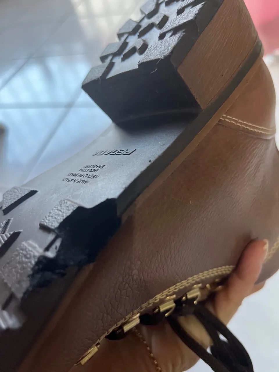 Botas de Couro Marrom c/ avaria no solado  - Foto 4