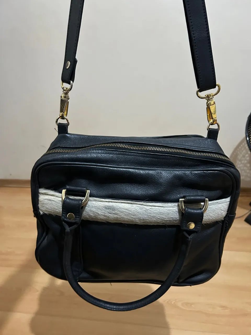 Bolsa de Couro Preta com Detalhe em Pelo - Foto 2