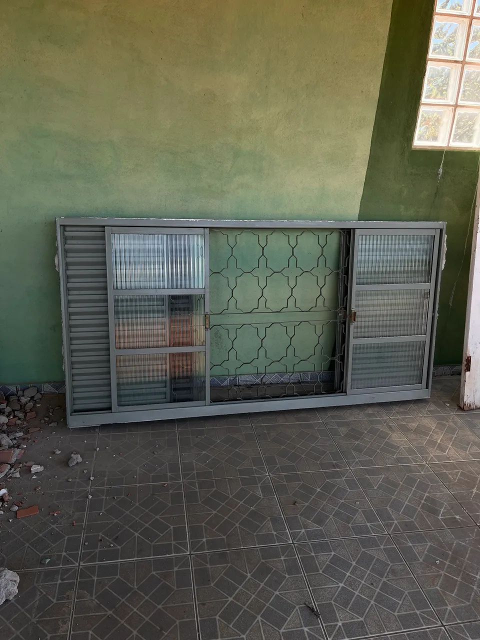 Janela grande, aço com grade 64750592014338120