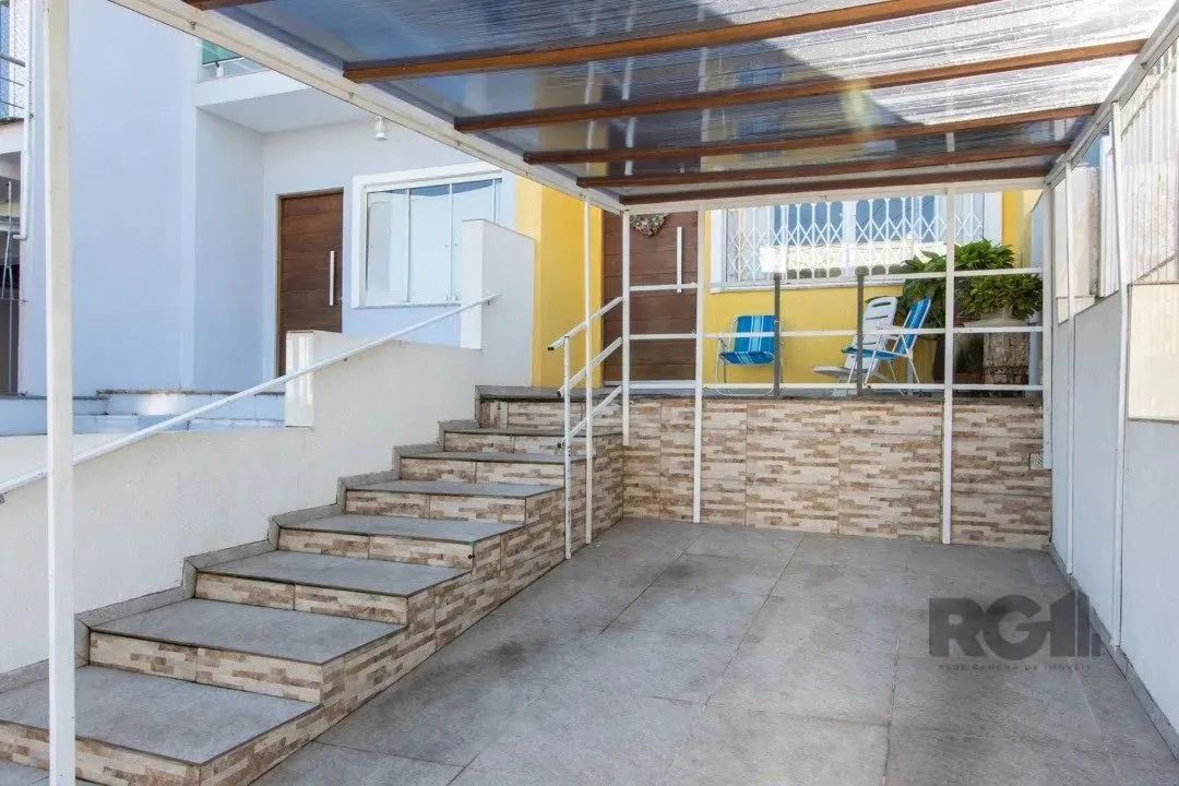 Belo sobrado com 3 pavimentos. No térreo possui amplo living para 2 ambientes, lavabo, coz - Foto 5