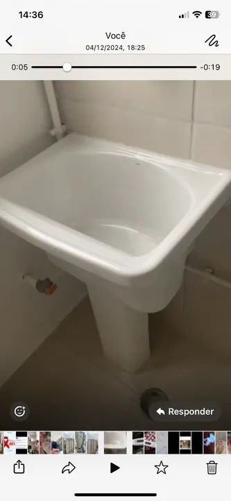 Tanque de lavanderia com coluna. 