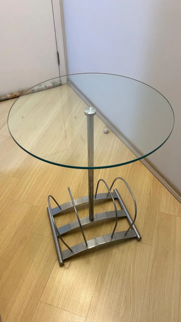 Mesinha com revisteiro