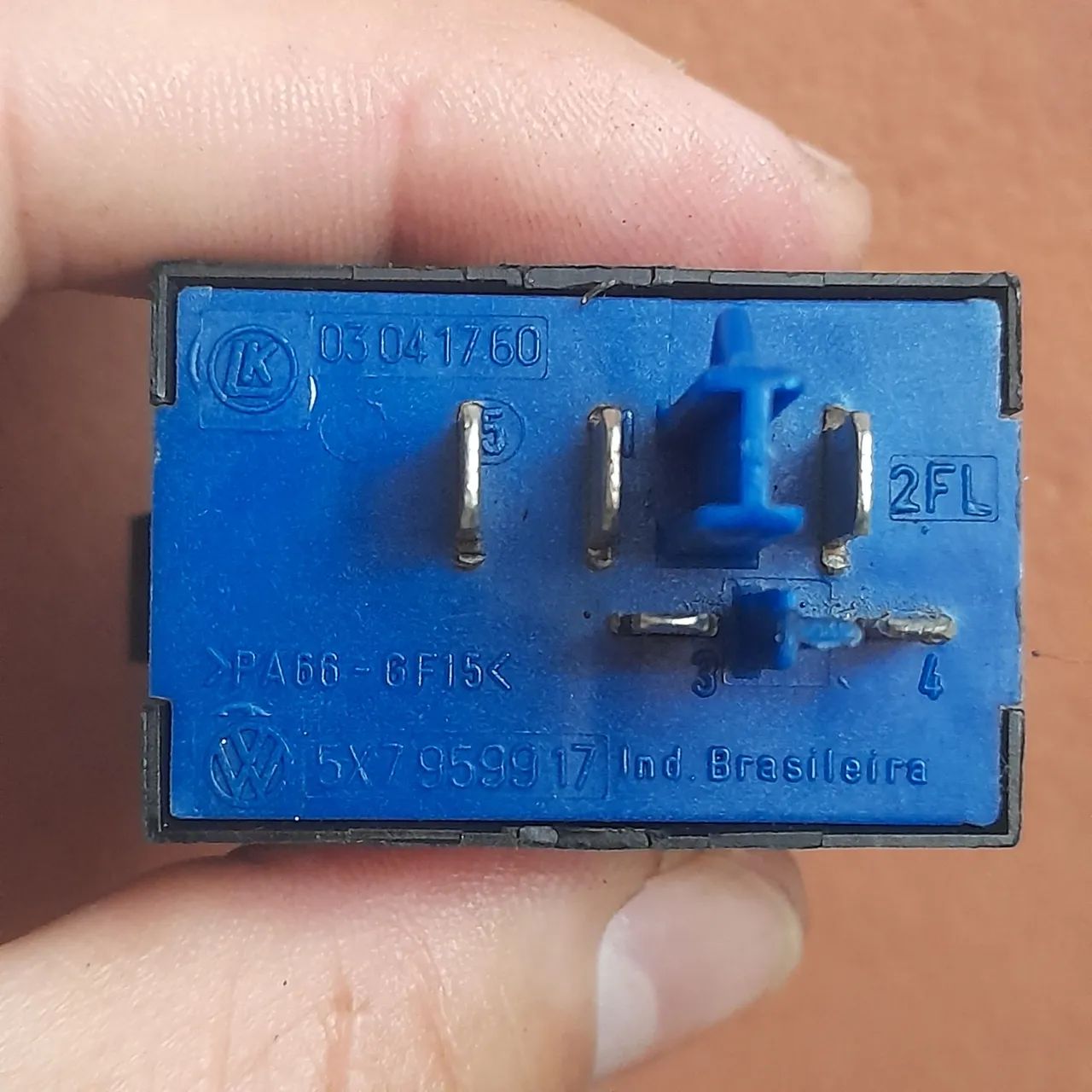 Botão Acionamento luz da caçamba saveiro G3 G4 original - Foto 3